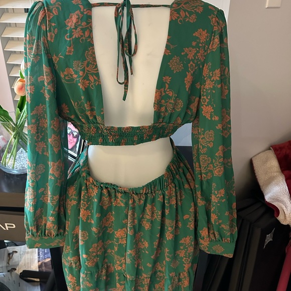 SHEIN Green V-Neck Bishop Sleeve Backless Dress - Picture 3 of 4